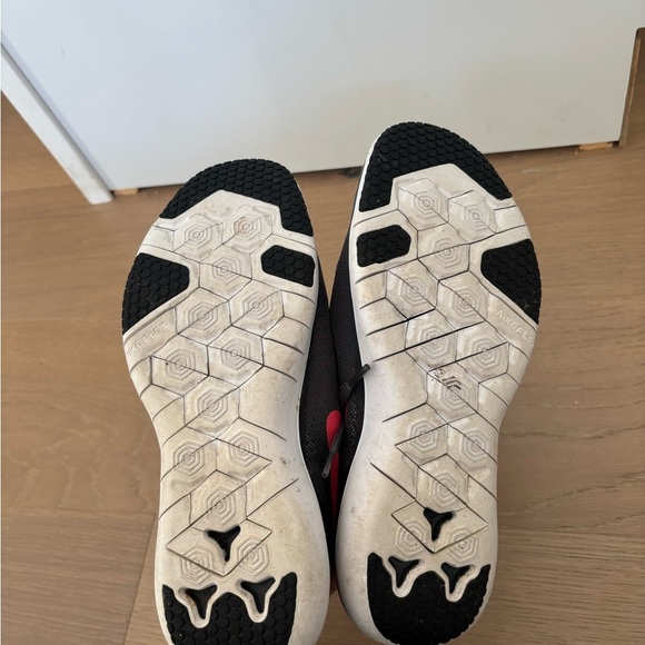 Nike Women’s Cross Training Sneaker - Picture 5 of 7